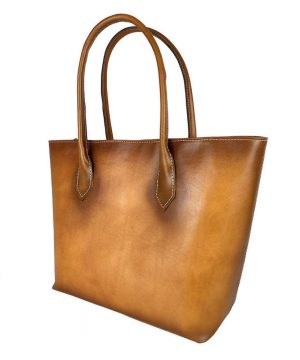 Alternative view of Kožená dámska kabelka SHOPPER ručne tamponovaná a tieňovaná v tmavo žltej farbe