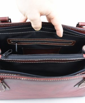 Exkluzívna kožená kabelka 8614 ručne tamponovaná a tieňovaná v bordovej farbe – Obrázok 7