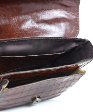 Malá kabelka crossbody z hovädzej kože s dezénom krokodíla v hnedej farbe – Obrázok 9