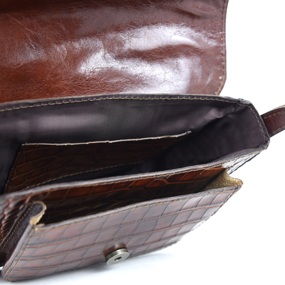 Malá kabelka crossbody z hovädzej kože s dezénom krokodíla v hnedej farbe – Obrázok 9