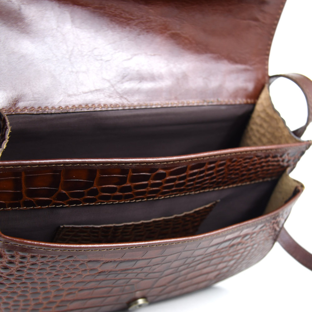 Kabelka crossbody z hovädzej kože s dezénom krokodíla v hnedej farbe – Obrázok 11