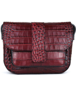 Malá kabelka crossbody z hovädzej kože s dezénom krokodíla v bordovej farbe