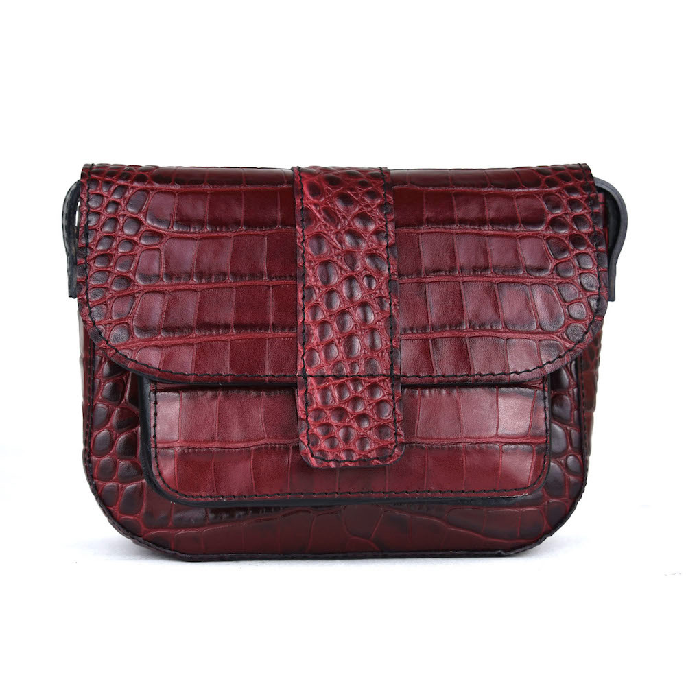 Malá kabelka crossbody z hovädzej kože s dezénom krokodíla v bordovej farbe