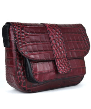 Alternative view of Malá kabelka crossbody z hovädzej kože s dezénom krokodíla v bordovej farbe