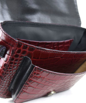 Malá kabelka crossbody z hovädzej kože s dezénom krokodíla v bordovej farbe – Obrázok 9