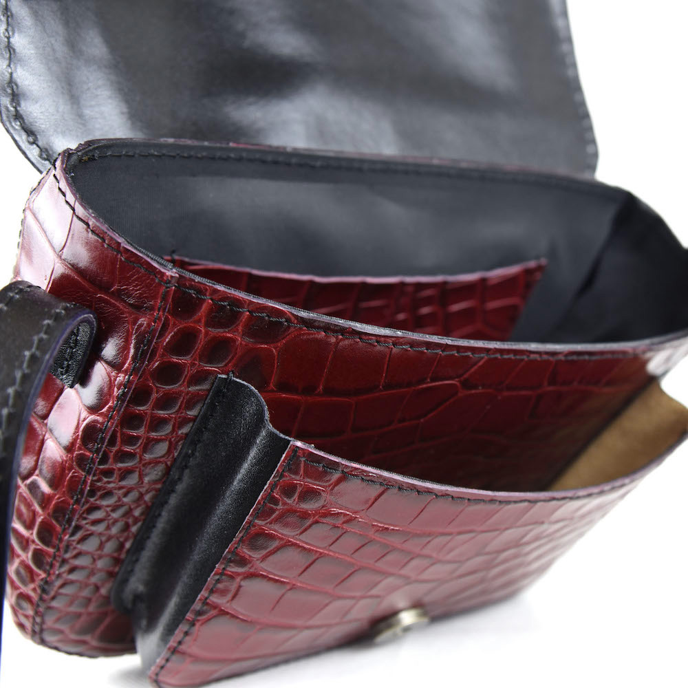 Malá kabelka crossbody z hovädzej kože s dezénom krokodíla v bordovej farbe – Obrázok 9
