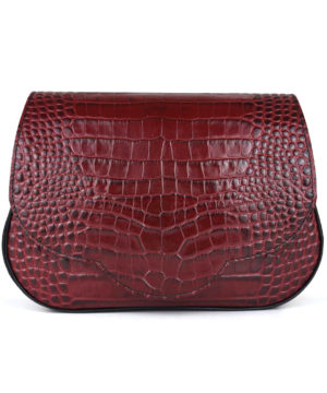 Kabelka crossbody z hovädzej kože s dezénom krokodíla v bordovej farbe