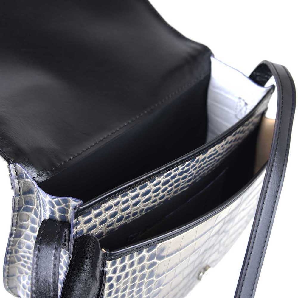 Kabelka crossbody z hovädzej kože s dezénom krokodíla v šedej farbe – Obrázok 10