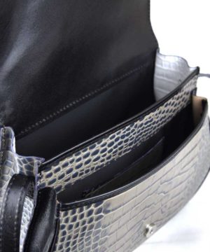 Kabelka crossbody z hovädzej kože s dezénom krokodíla v šedej farbe – Obrázok 6