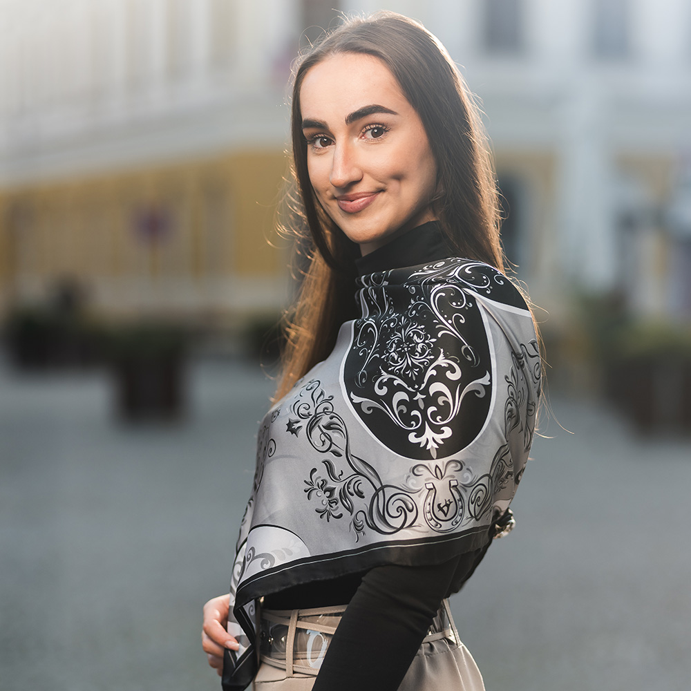 Hodvábna šatka ORNAMENT - SIVÝ, 90 x 90cm, Vyrobené na Slovensku – Obrázok 5