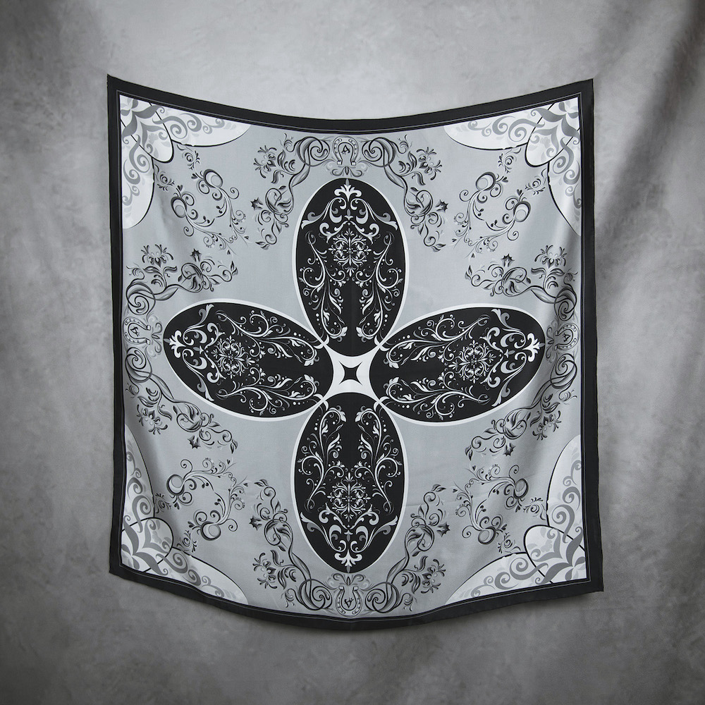 Hodvábna šatka ORNAMENT - SIVÝ, 90 x 90cm, Vyrobené na Slovensku – Obrázok 2