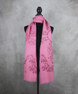 Unisex zimný šál z Merino vlny so vzorom ORNAMENT PINK, výrobený na Slovensku – Obrázok 3