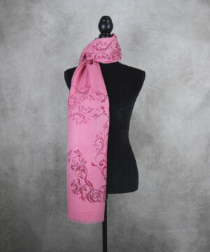 Unisex zimný šál z Merino vlny so vzorom ORNAMENT PINK, výrobený na Slovensku – Obrázok 5