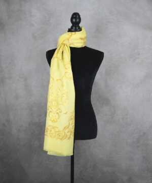 Unisex zimný šál z Merino vlny so vzorom ORNAMENT YELLOW, výrobený na Slovensku – Obrázok 4