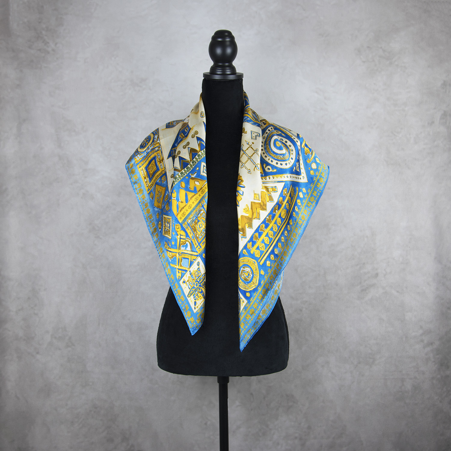 Hodvábna šatka ČIČMANY - MODRO-ZLATÉ, 90 x 90cm, Vyrobené na Slovensku – Obrázok 3