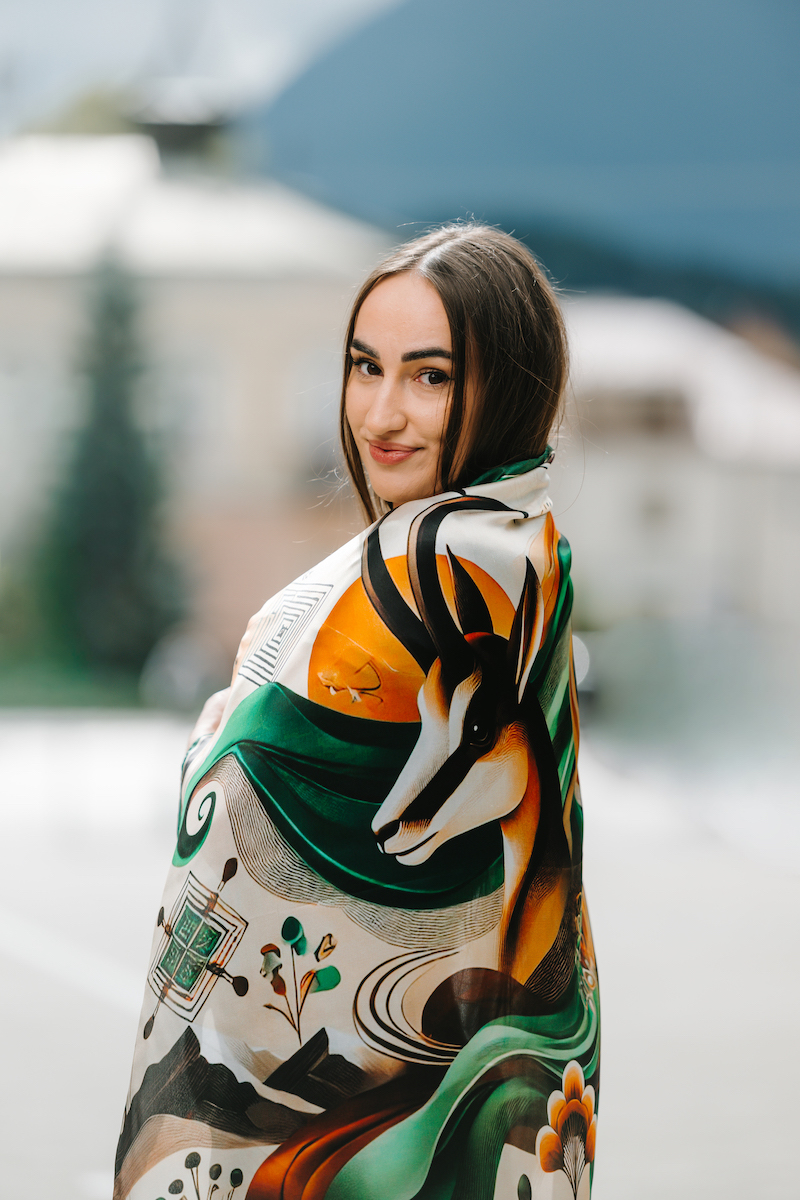 Hodvábna šatka KAMZÍK - ZELENÝ, 90 x 90cm, Vyrobené na Slovensku – Obrázok 11