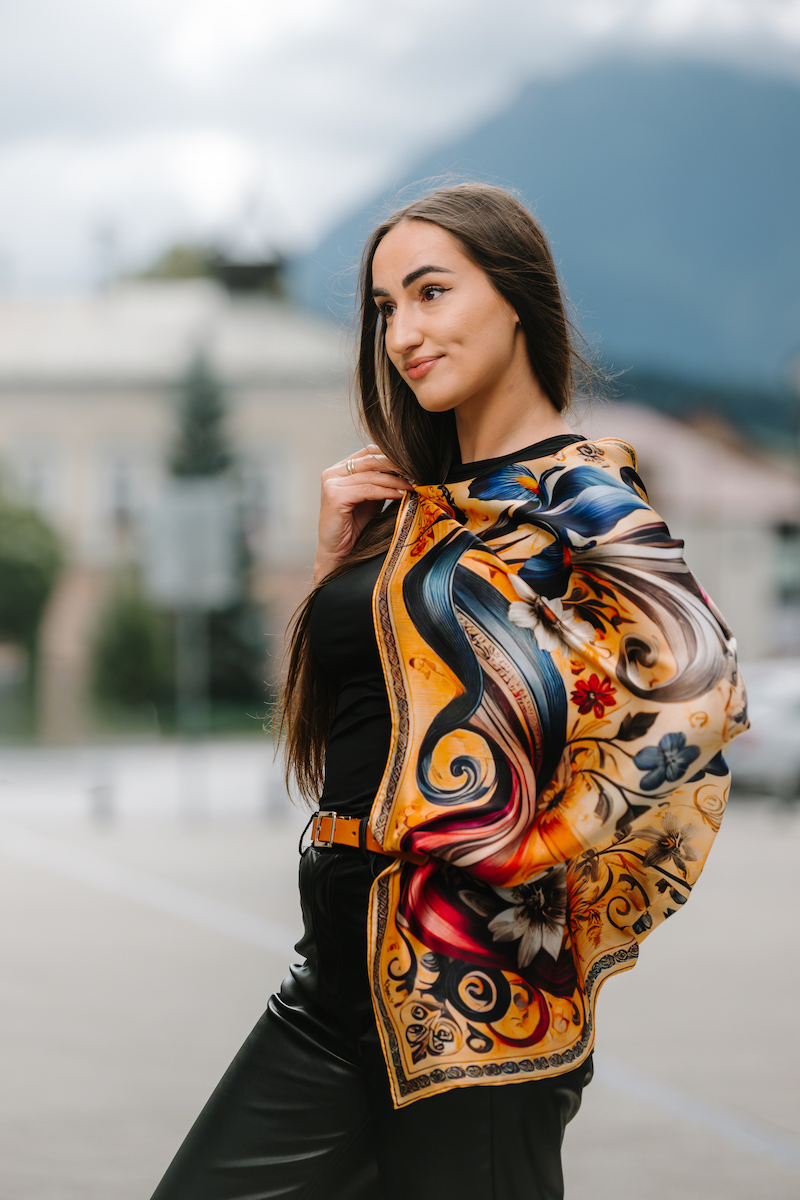 Hodvábna šatka LÚČNE KVETY - ZLATÉ, 90 x 90cm, Vyrobené na Slovensku – Obrázok 9