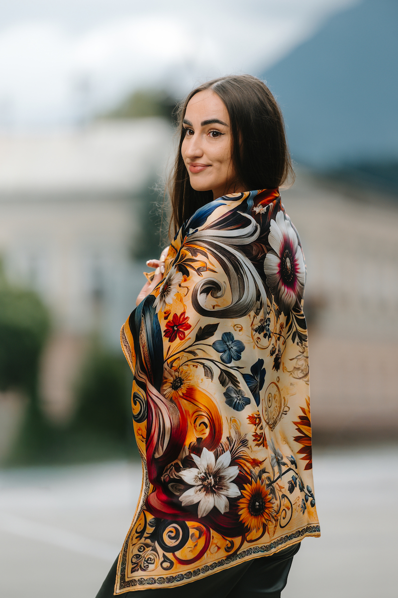 Hodvábna šatka LÚČNE KVETY - ZLATÉ, 90 x 90cm, Vyrobené na Slovensku – Obrázok 10