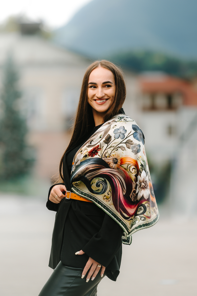 Hodvábna šatka LÚČNE KVETY - ZELENÉ, 90 x 90cm, Vyrobené na Slovensku – Obrázok 6