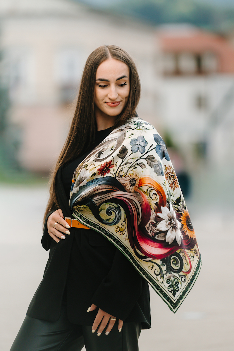 Hodvábna šatka LÚČNE KVETY - ZELENÉ, 90 x 90cm, Vyrobené na Slovensku – Obrázok 8