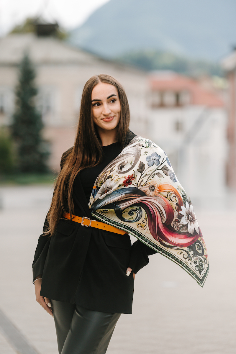 Hodvábna šatka LÚČNE KVETY - ZELENÉ, 90 x 90cm, Vyrobené na Slovensku – Obrázok 7